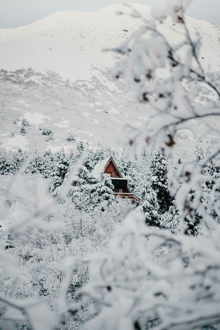 25 Cabañas En El Bosque De Todo El Mundo Una cabaña nevada en forma de A en Alaska
