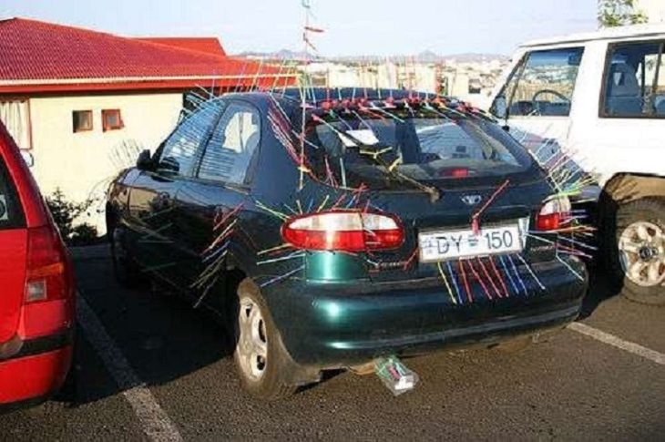 car with arrows prank