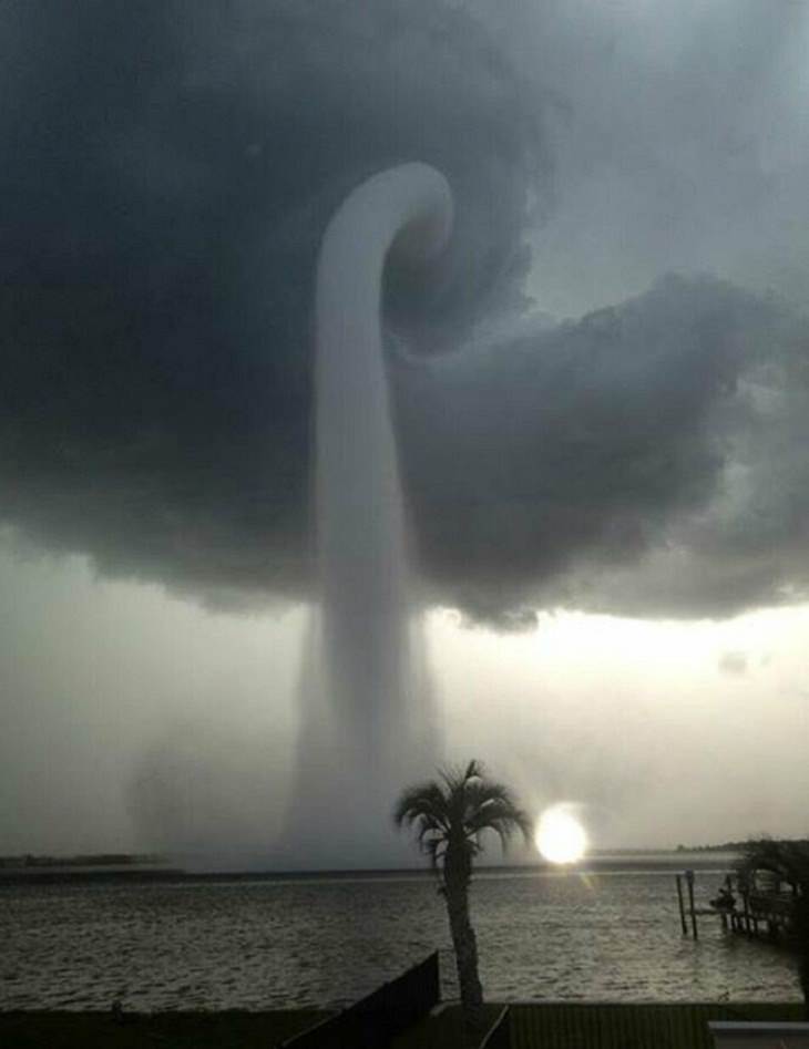 Pics of Massive Things, A waterspout in Florida
