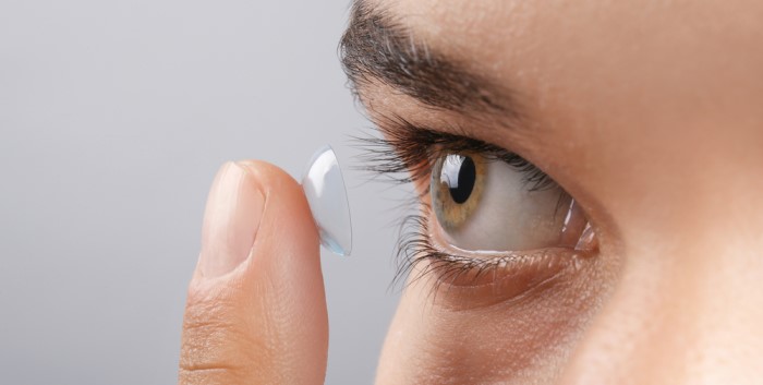 contact lens putting in the eye