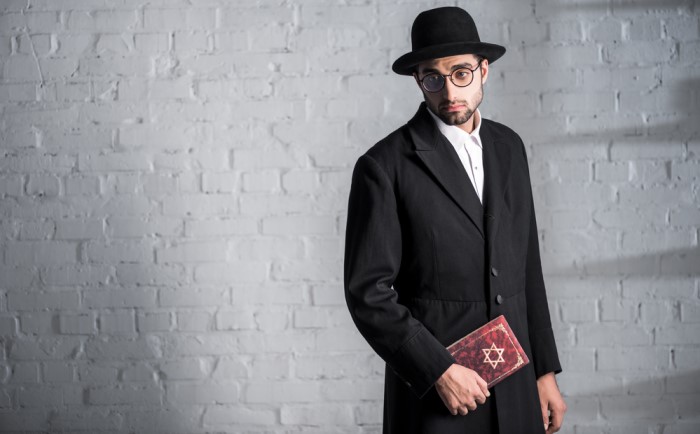 jewish orthodox man with bible