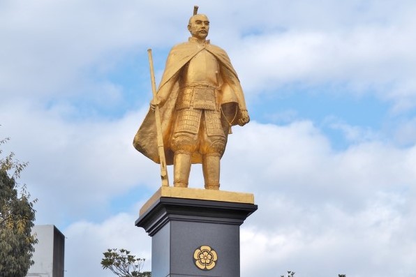nobunaga statue