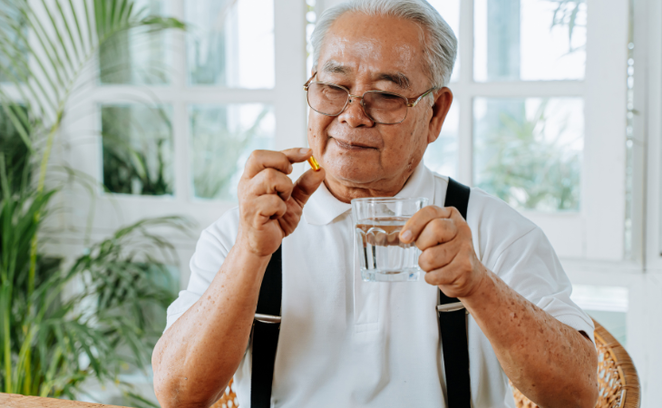 Adulto mayor tomando medicamentos