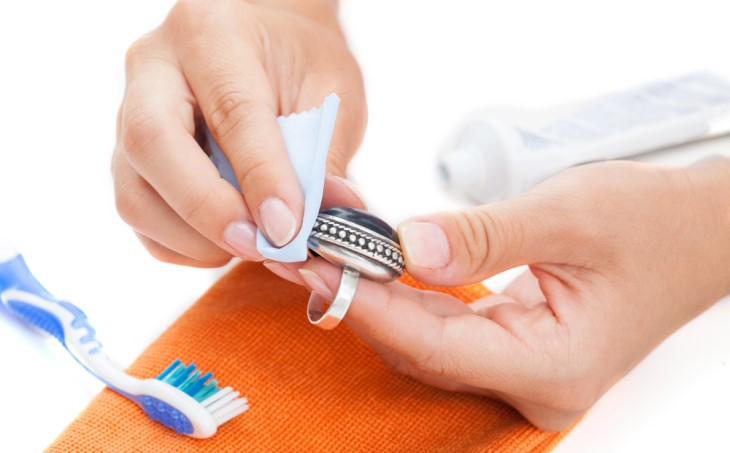 cleaning jewelry