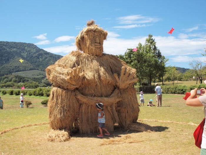 straw statues