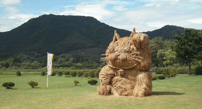 straw statues