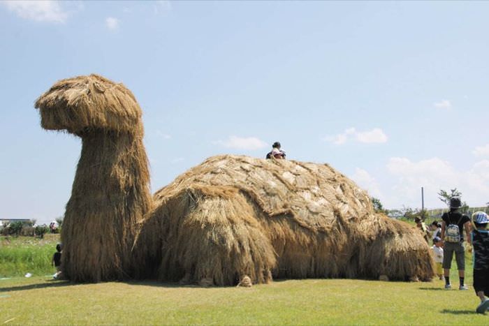 straw statues