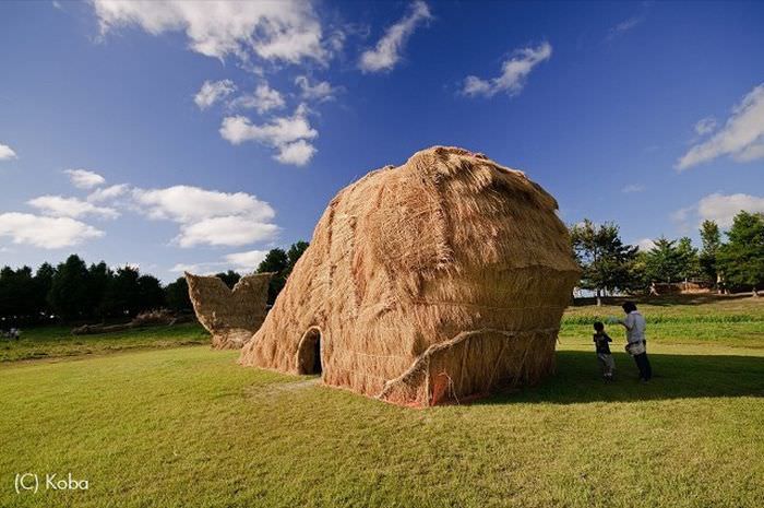 straw statues