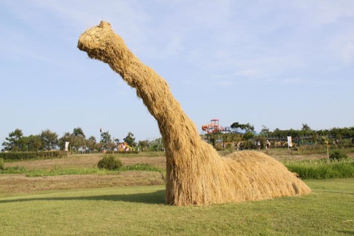 straw statues