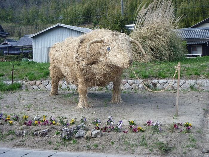 straw statues