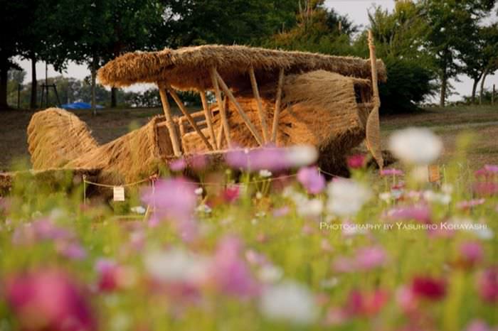 straw statues