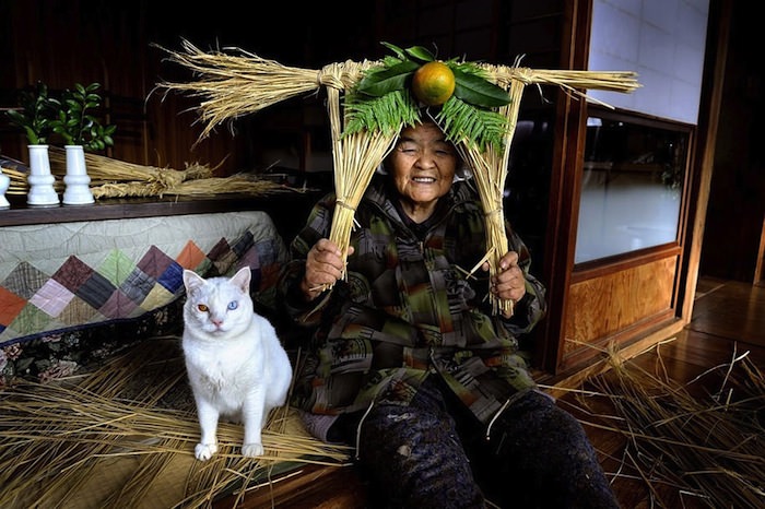 lady and cat friendship