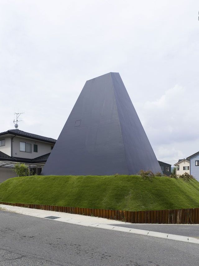 the black pyramid house