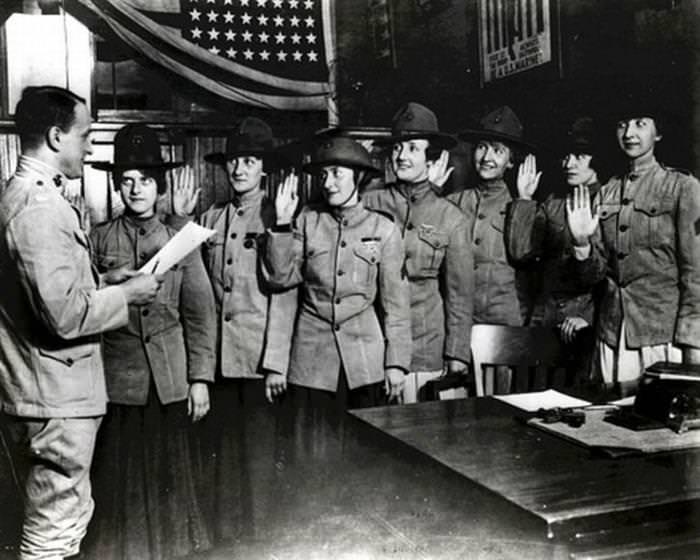 33 strong women The First Few Women Sworn into the U.S. Marine Corps. (1918)
