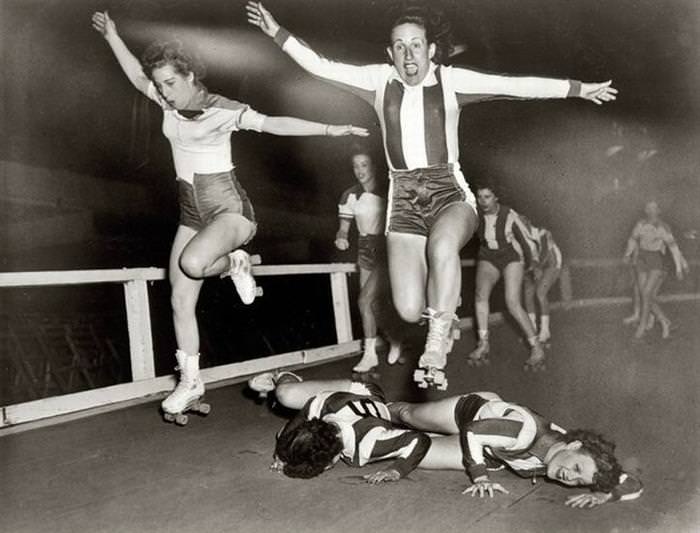 33 strong women Women's League Roller Derby, New York. (1950)