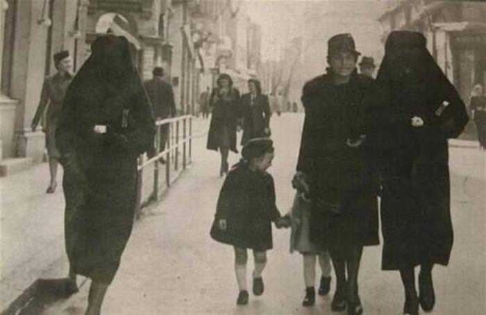33 strong women A Muslim Woman helps a Jewish Woman Avoid Prosecution by Covering Up her Star of David, Sarajevo. (1941)