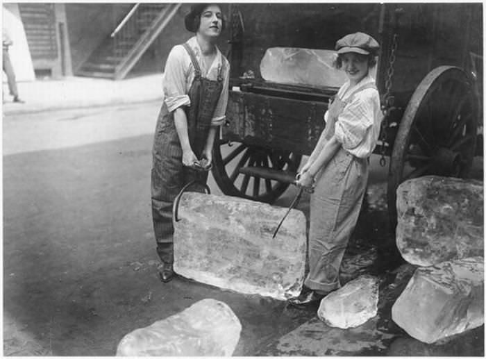33 strong women  Strong Women Lifting Heavy Blocks of Ice. (1918)