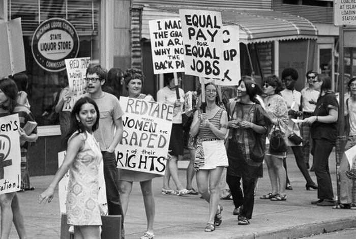 33 strong women Women's Liberation Coalition March in Detroit, Michigan. (1970)