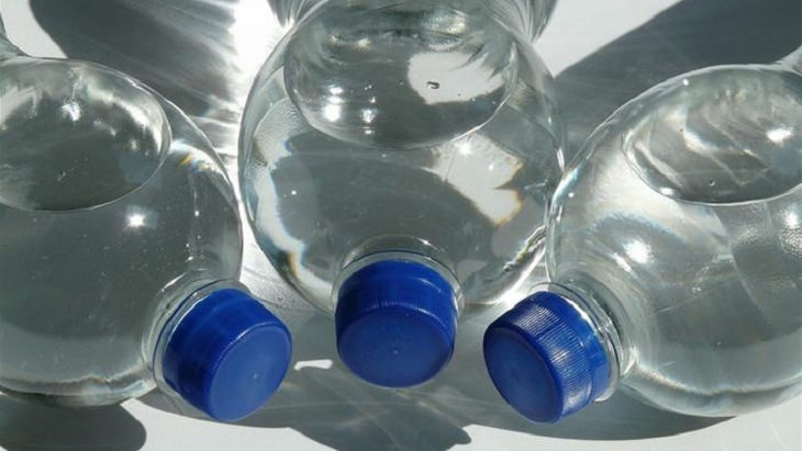 How to Clean a Water Bottle (Because Bacteria Totally Thrives in There)