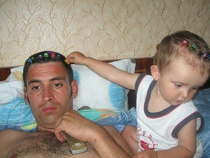 14 Fotos Divertidas Sobre La Paternidad Bebé adorna la cabeza de su papá 