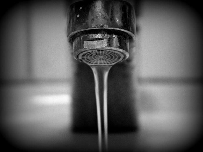 Los Suministros De Agua Pueden Estar Contaminados Con Plomo, grifo de agua