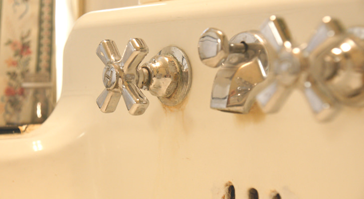 Make a Porcelain Sink Sparkle in Just 4 Easy Steps