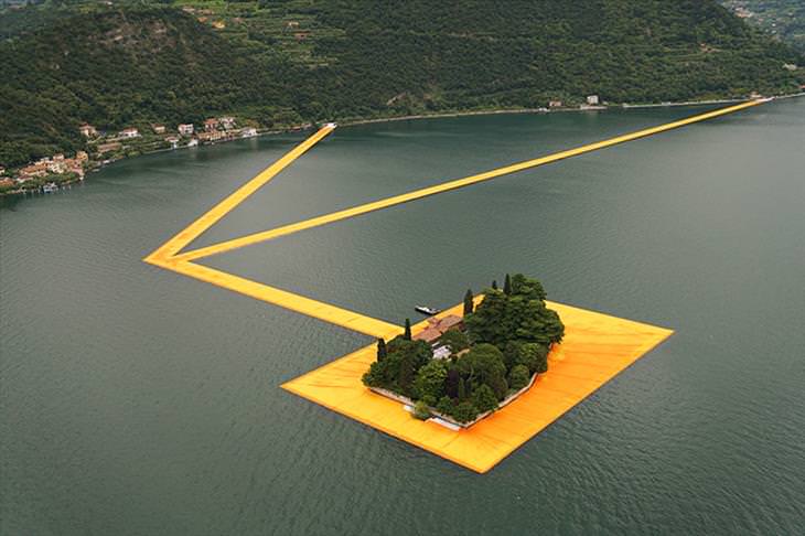 Lucky Visitors To Lake Iseo Really Walked On Water