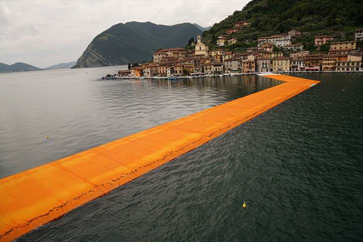 Lucky Visitors To Lake Iseo Really Walked On Water