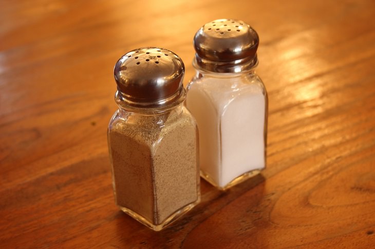 restaurant salt and pepper shakers