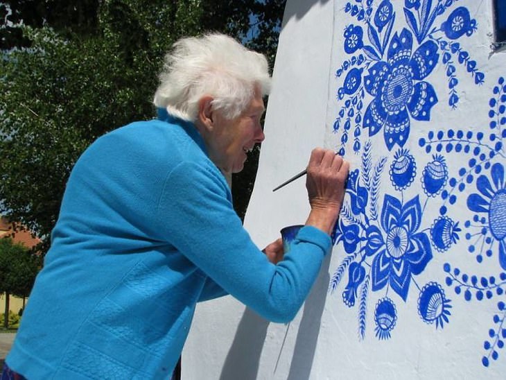 The 90-Year-Old Woman Who's Painting Her Town