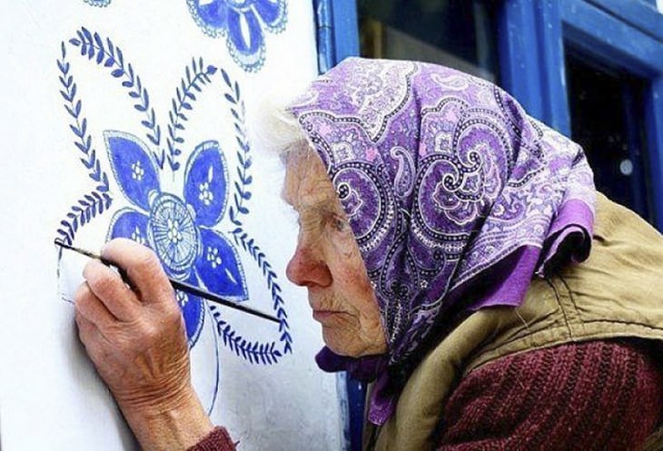 The 90-Year-Old Woman Who's Painting Her Town