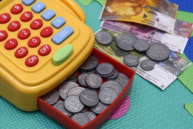 toy till and coins