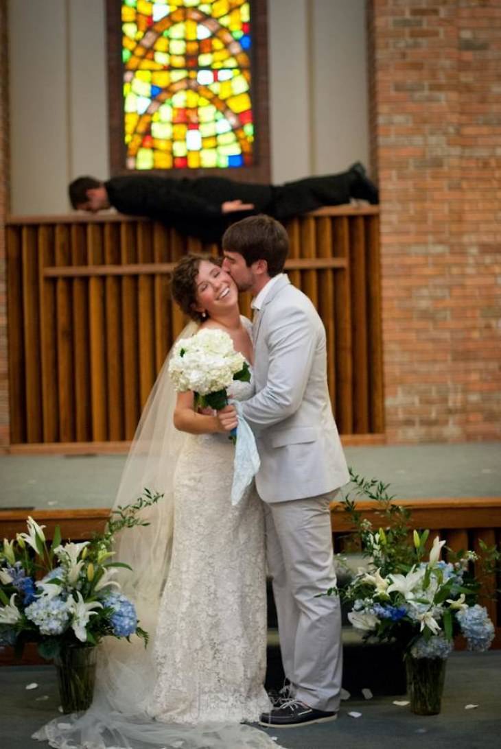 20 Hilarious Wedding Photobombs