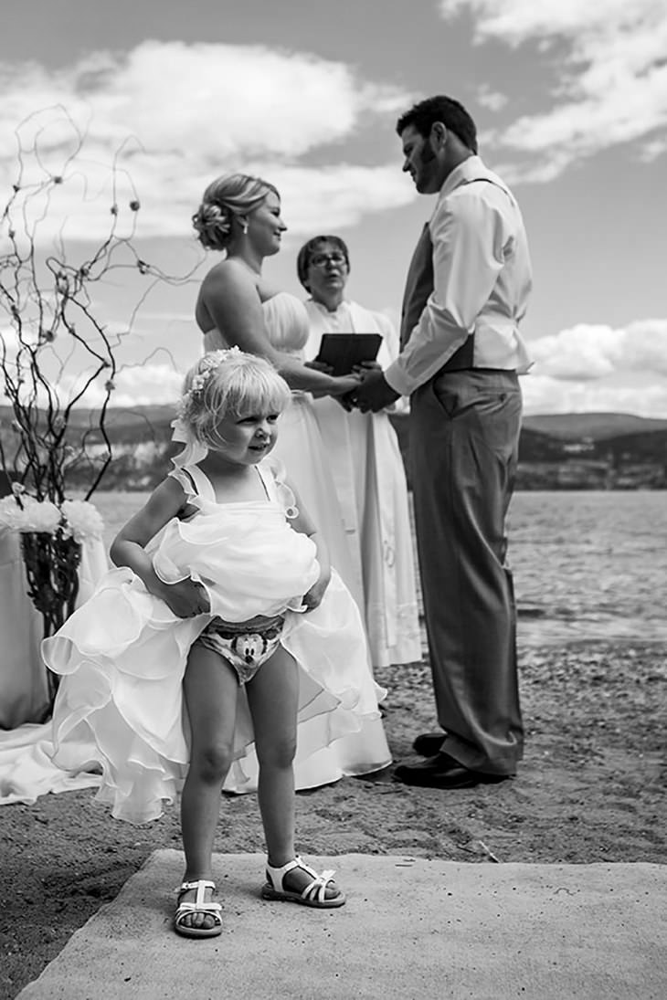 20 Hilarious Wedding Photobombs