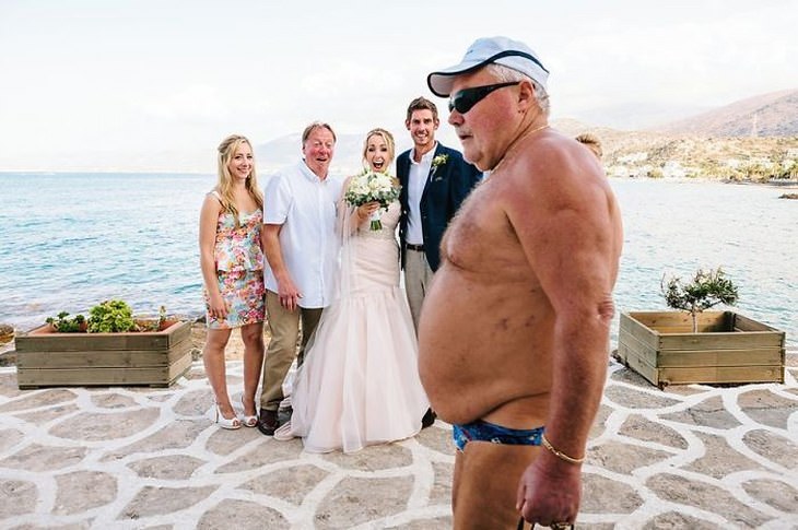 20 Hilarious Wedding Photobombs