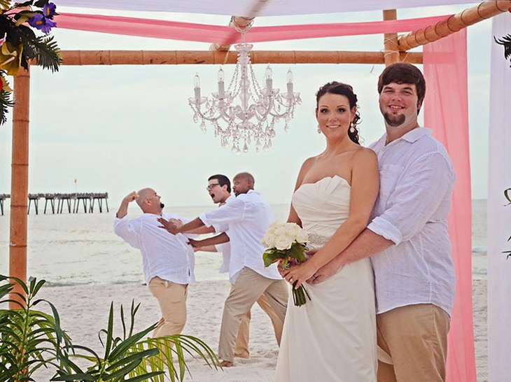 20 Hilarious Wedding Photobombs