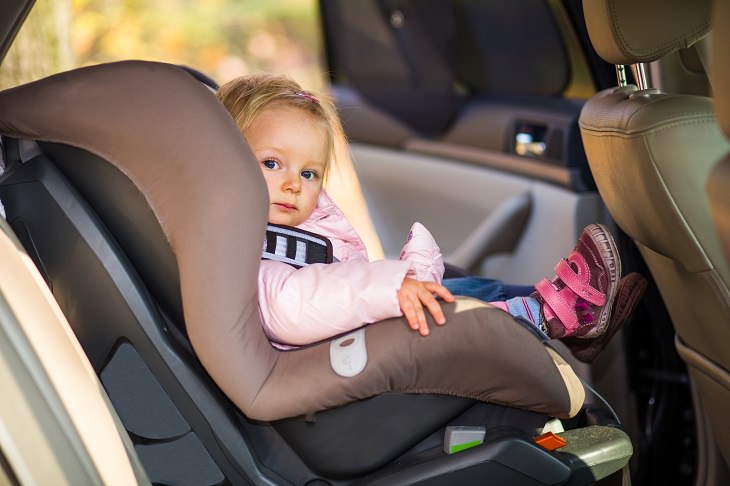 Asientos Para Automóvil y Abrigos, niña con abrigo en asiento para automóvil