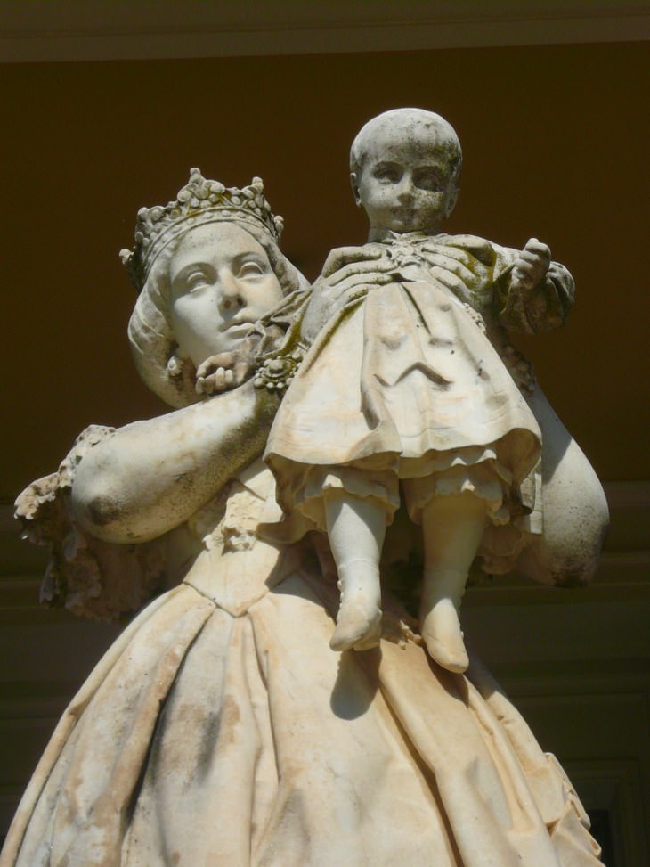 15 Sculptures of Mothers and Children