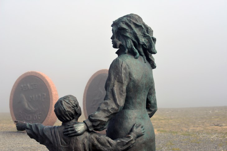 15 Sculptures of Mothers and Children