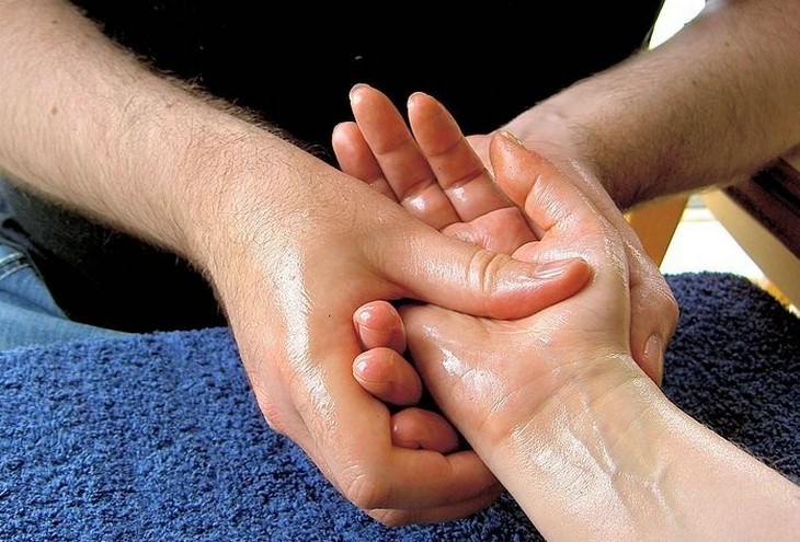 swollen palms, health, solutions, oily hand massage