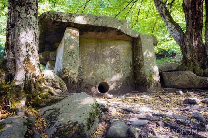10  Mysterious Historical Monuments