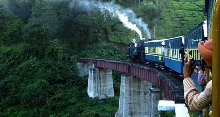 darjeeling-train