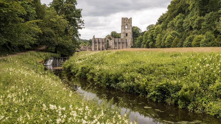 10 of the Most Beautiful Gardens In England