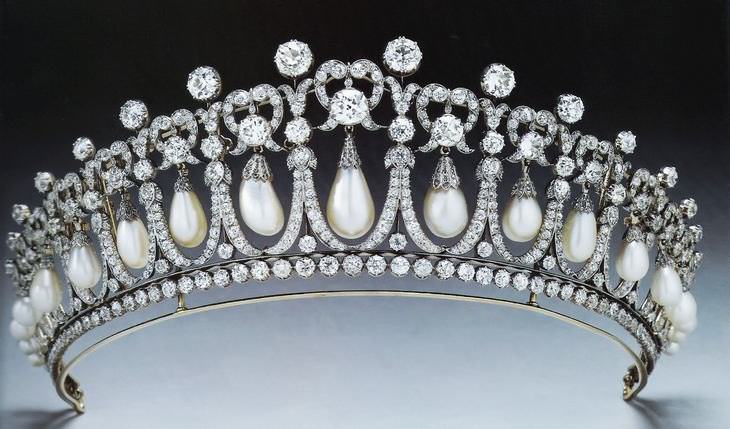 crowns and tiaras The Cambridge Lover’s Knot Tiara