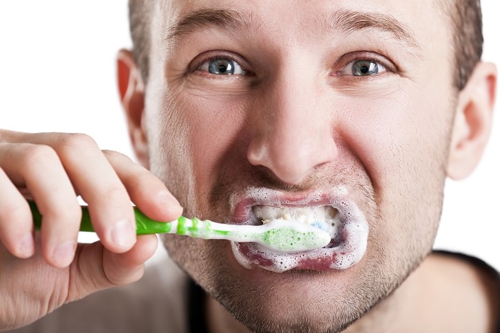 6 Daily Mistakes that Damage Your Teeth
