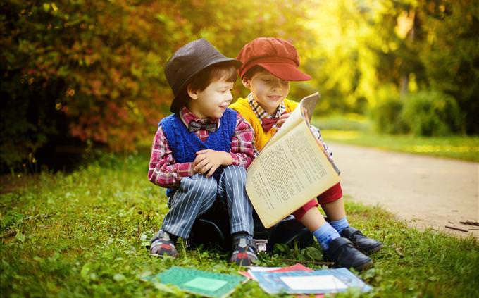 2 boys reading