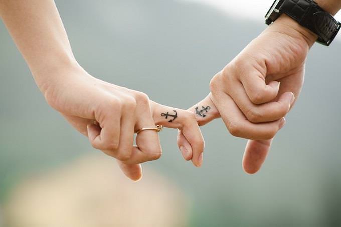 A man and a woman’s hands holding