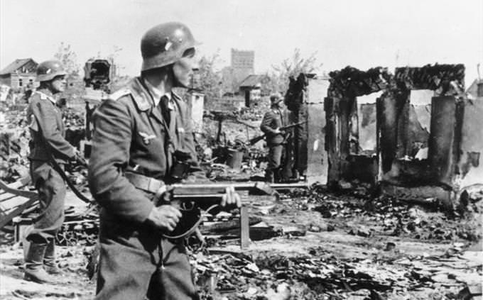 German troops storming Stalingrad
