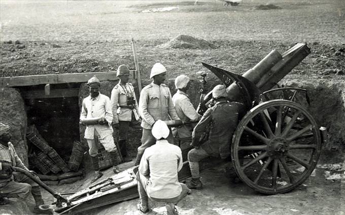 Turkish soldiers with Howitzer