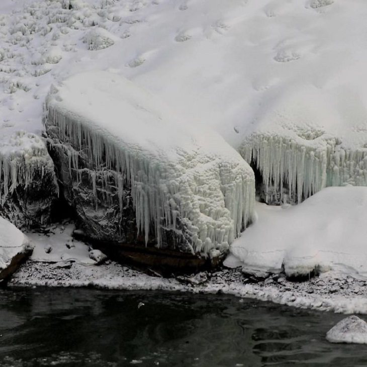 Frozen fall. Ниагарский водопад замерз. Северная Америка замёрзший водопад Ниагарский. Замерзший водопад фото. Замёрзший водопад Россия.